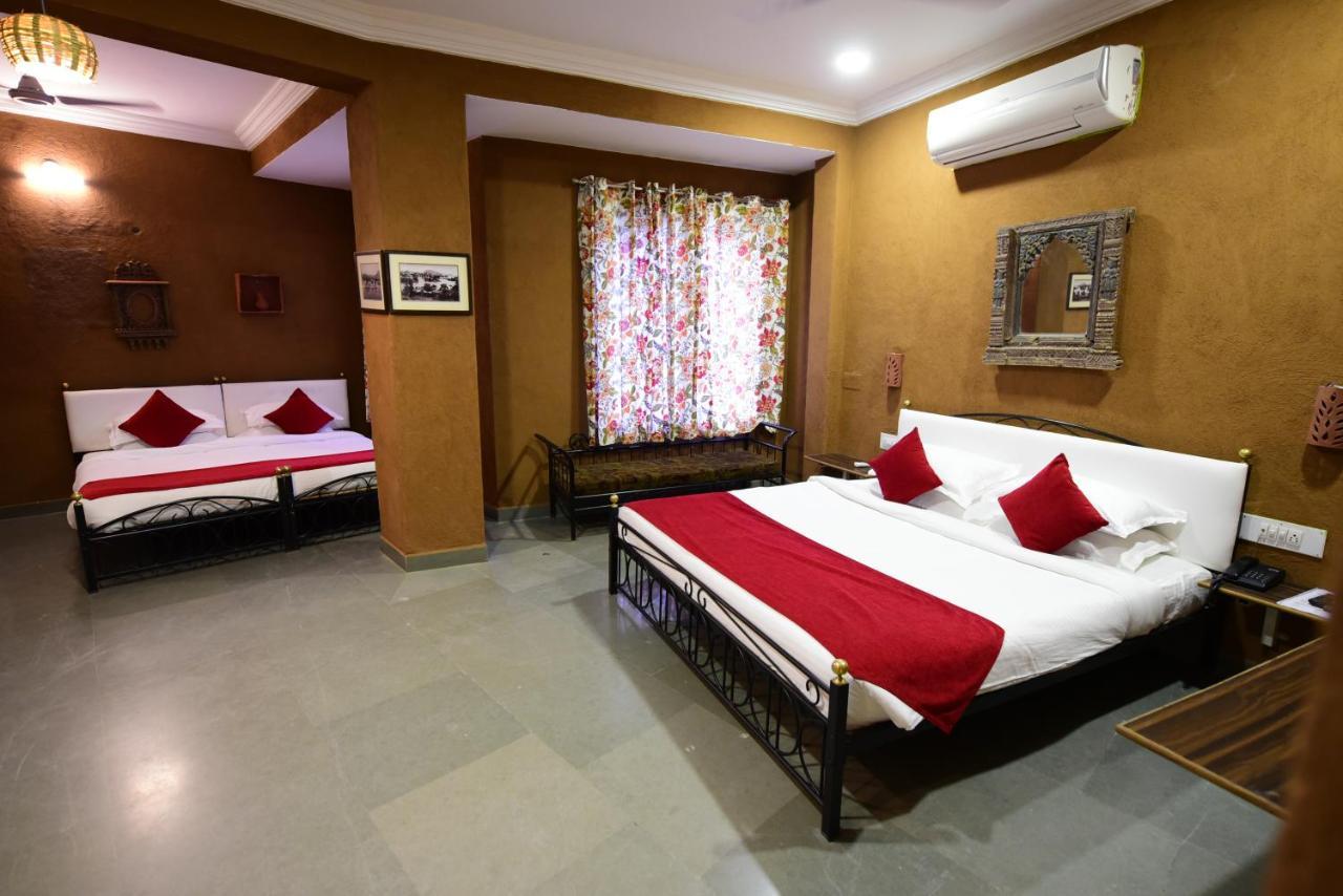 Hotel Udai Niwas By The Lake Udaipur Exteriör bild