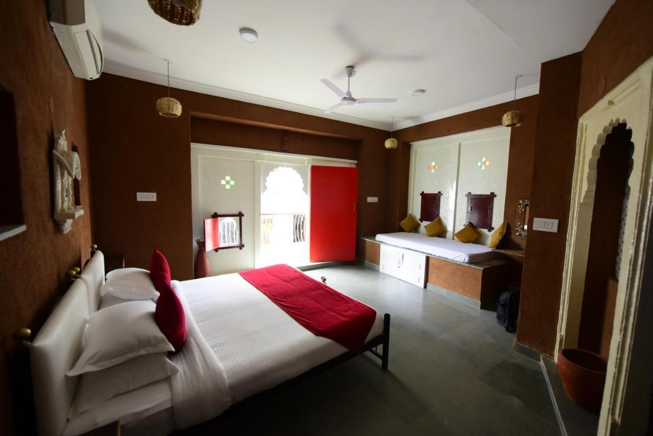 Hotel Udai Niwas By The Lake Udaipur Exteriör bild