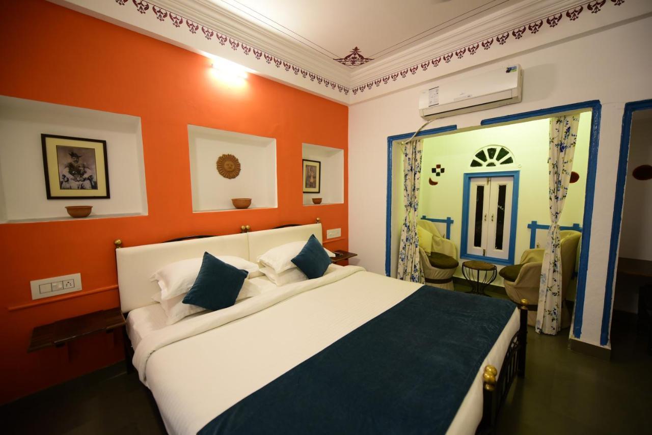 Hotel Udai Niwas By The Lake Udaipur Exteriör bild