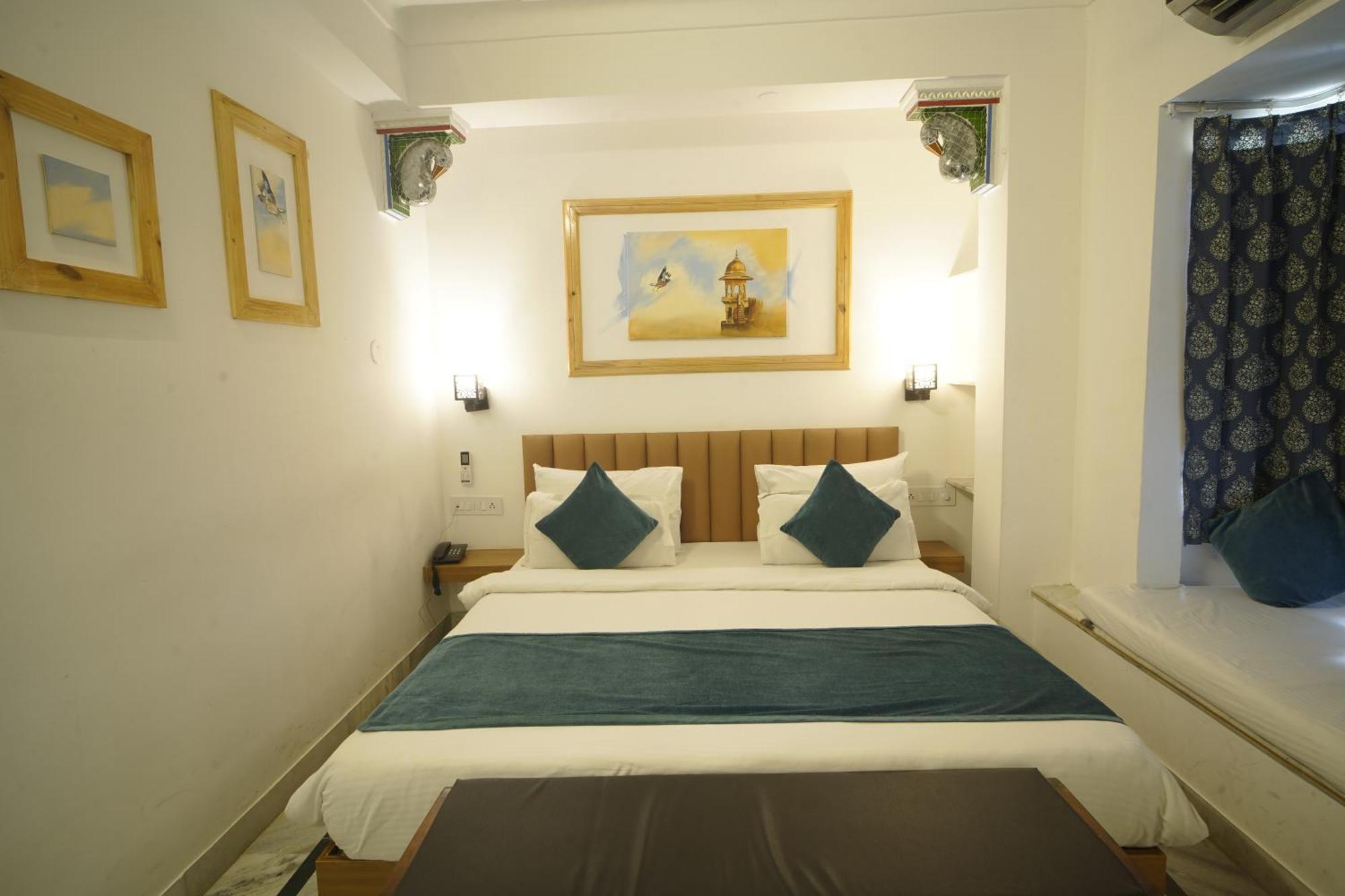Hotel Udai Niwas By The Lake Udaipur Exteriör bild