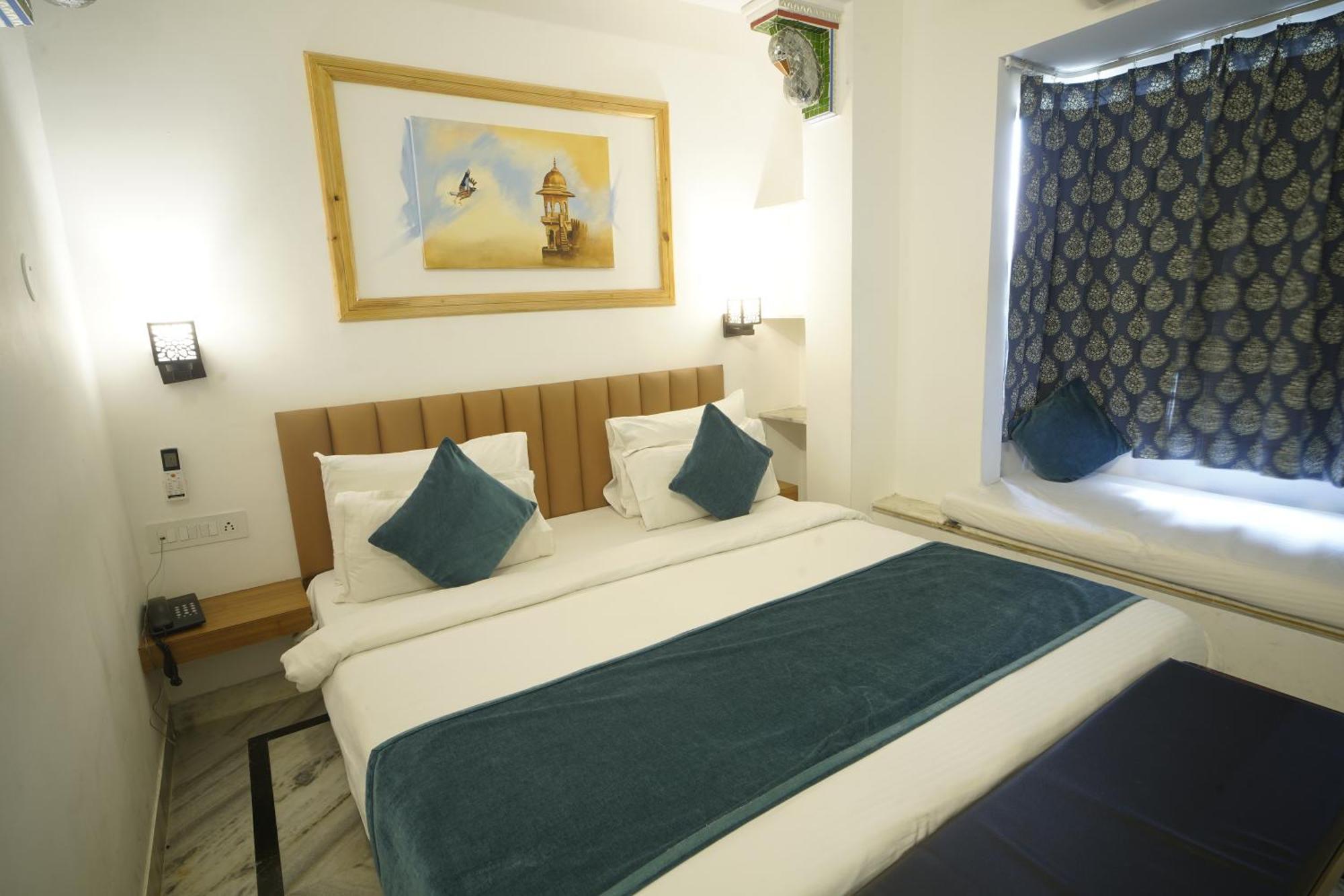 Hotel Udai Niwas By The Lake Udaipur Exteriör bild