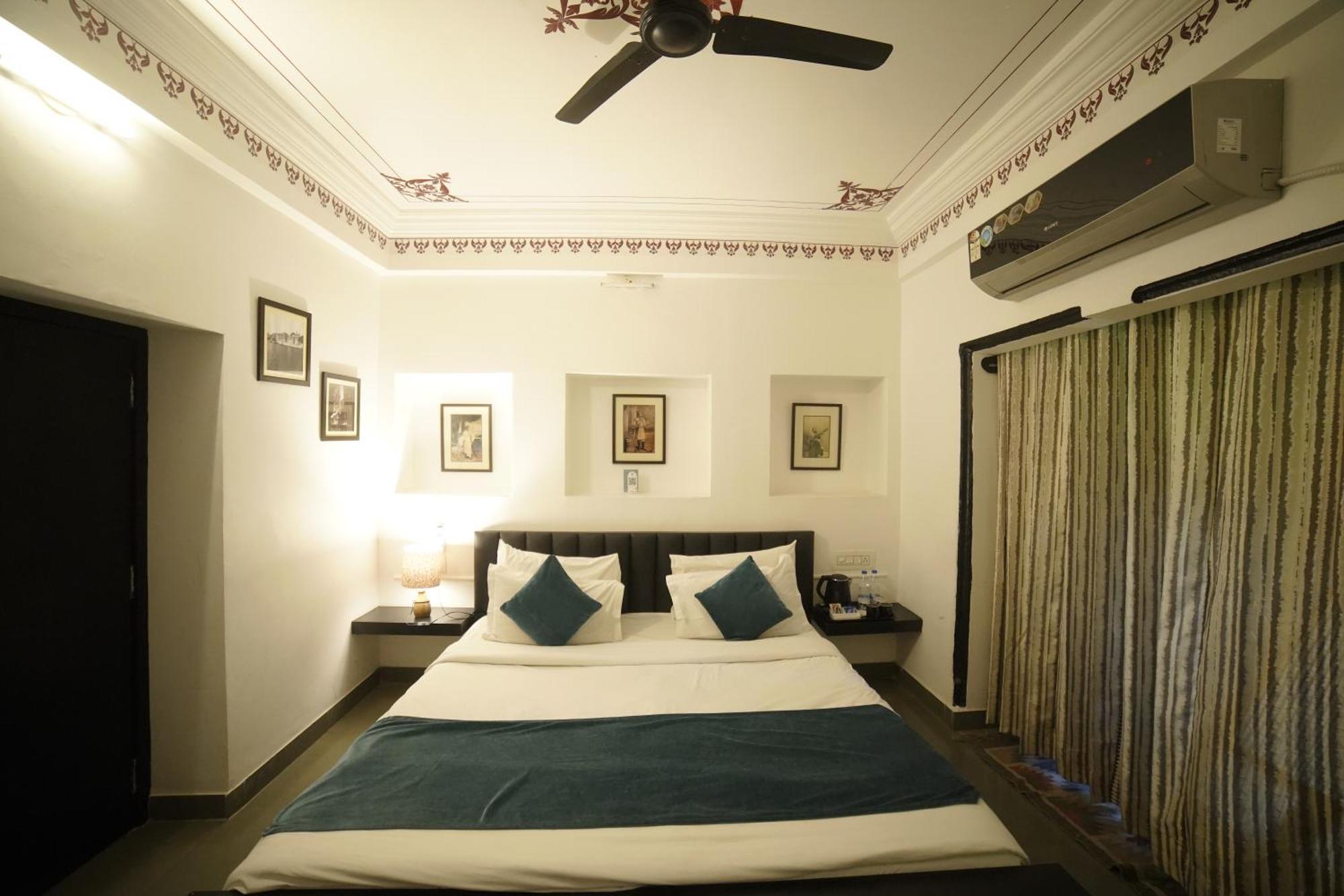 Hotel Udai Niwas By The Lake Udaipur Exteriör bild