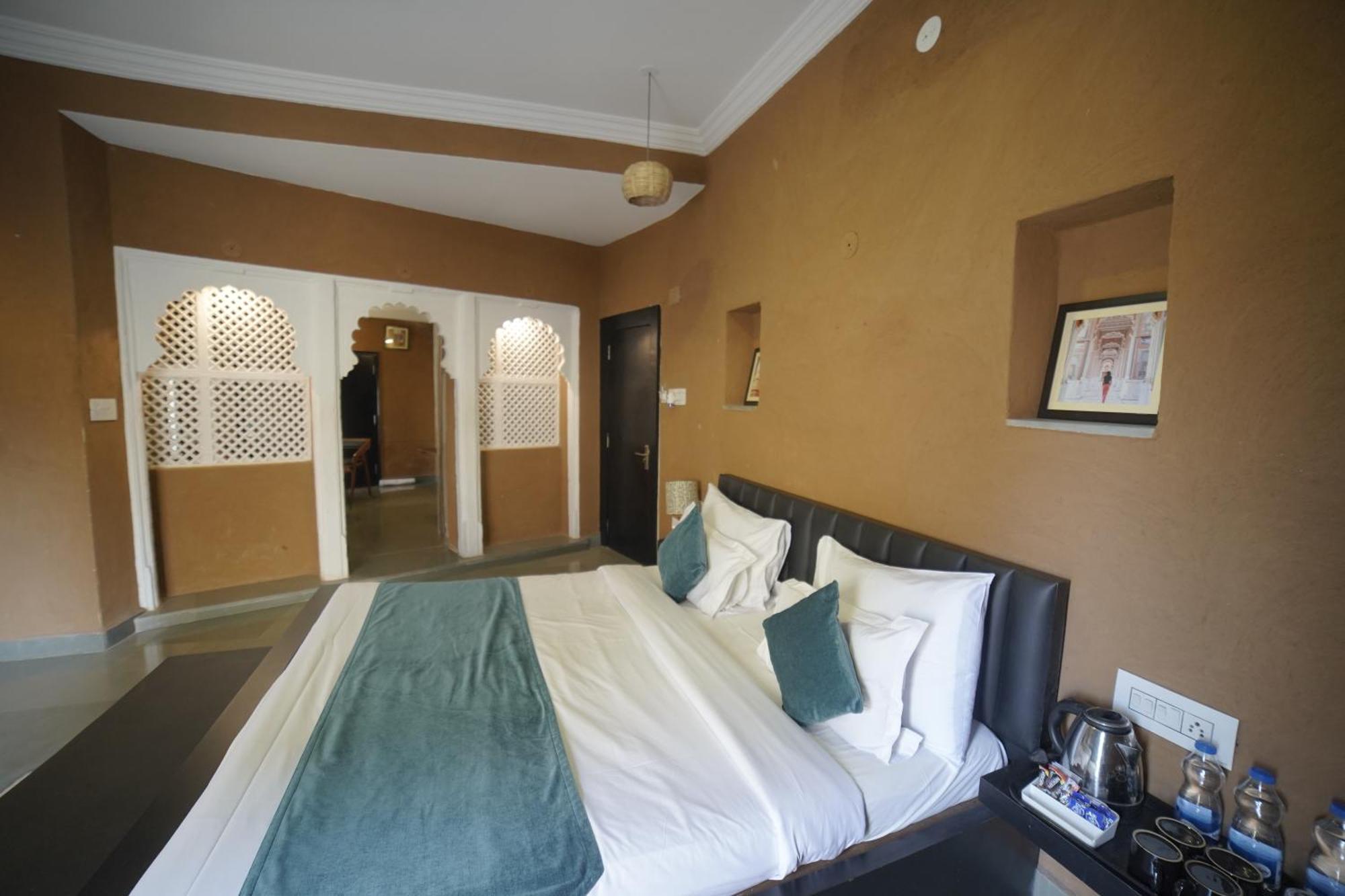 Hotel Udai Niwas By The Lake Udaipur Exteriör bild