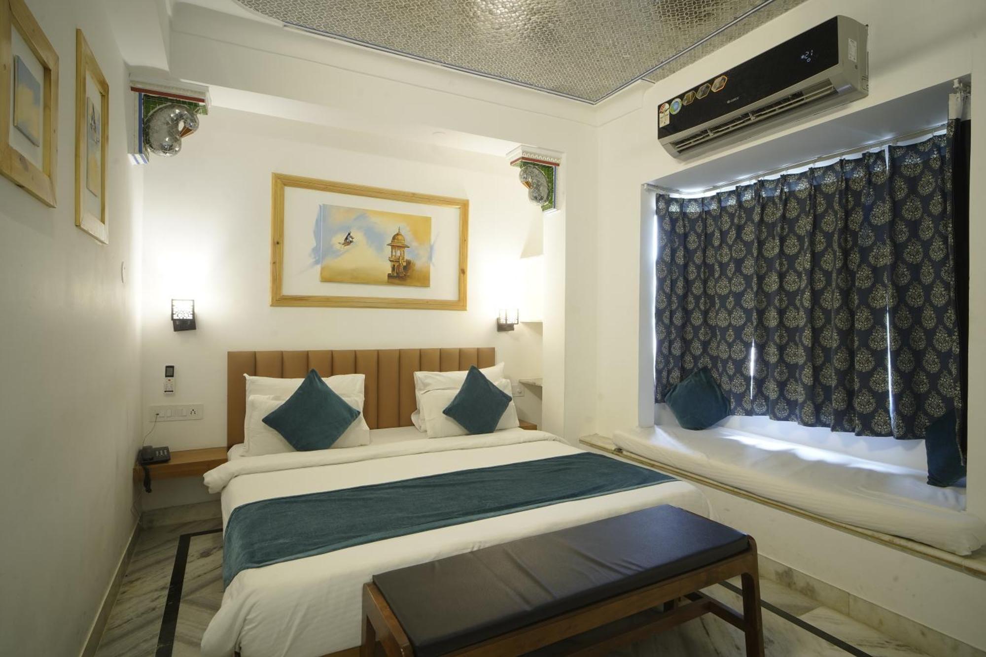 Hotel Udai Niwas By The Lake Udaipur Exteriör bild