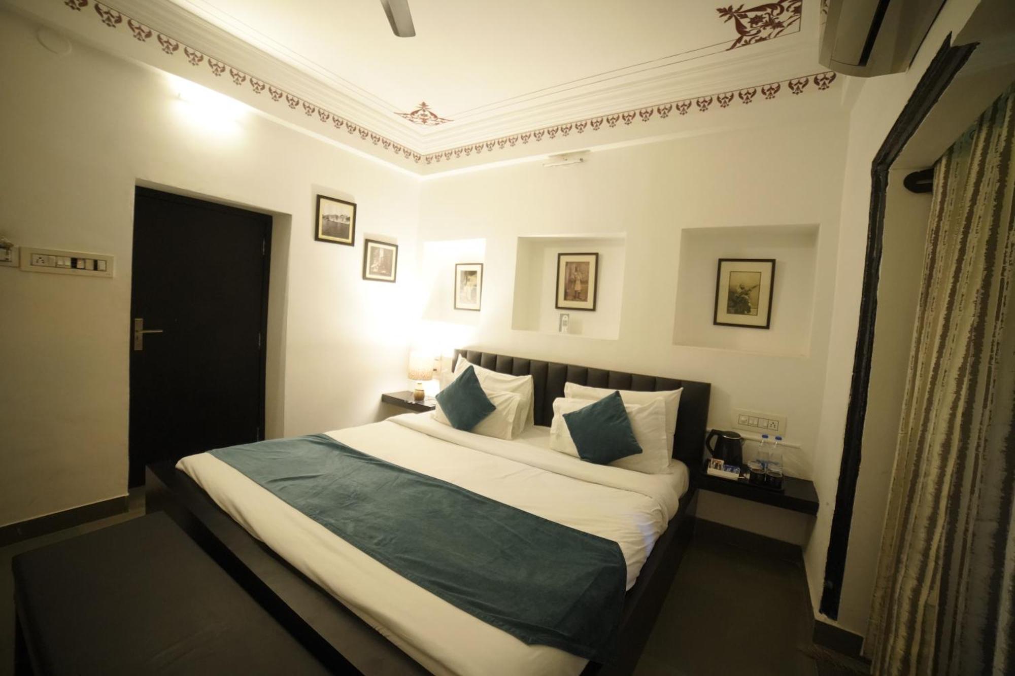 Hotel Udai Niwas By The Lake Udaipur Exteriör bild