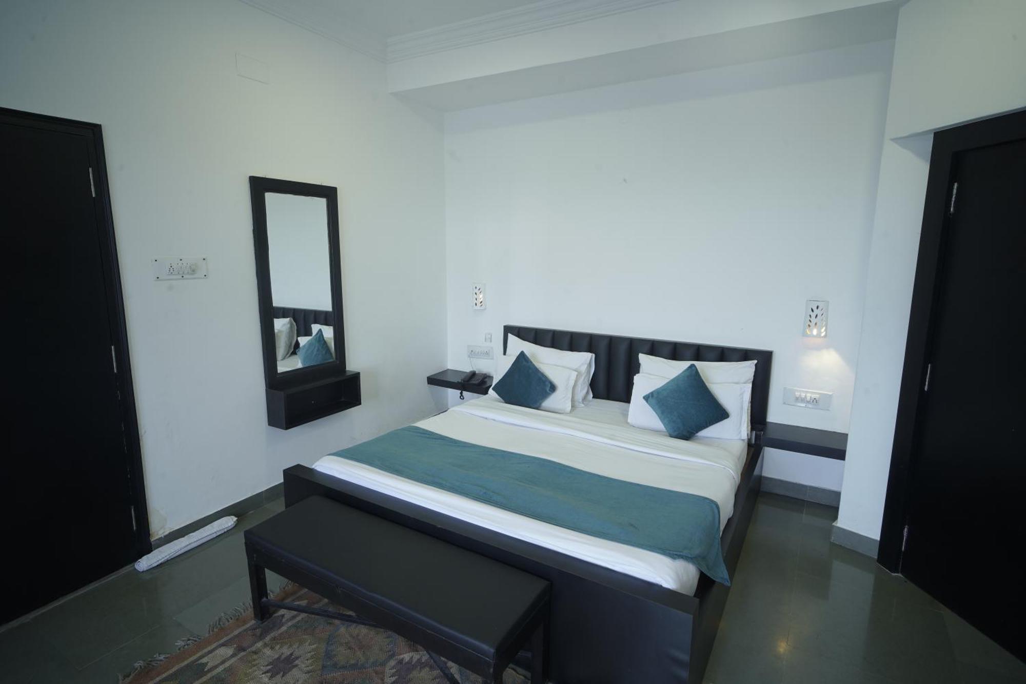 Hotel Udai Niwas By The Lake Udaipur Exteriör bild