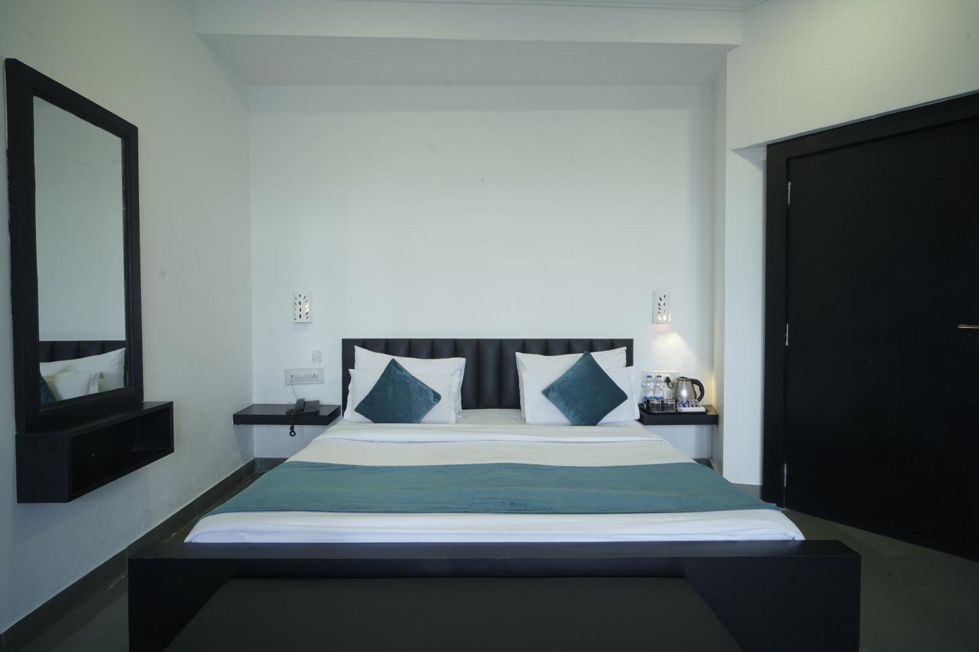 Hotel Udai Niwas By The Lake Udaipur Exteriör bild