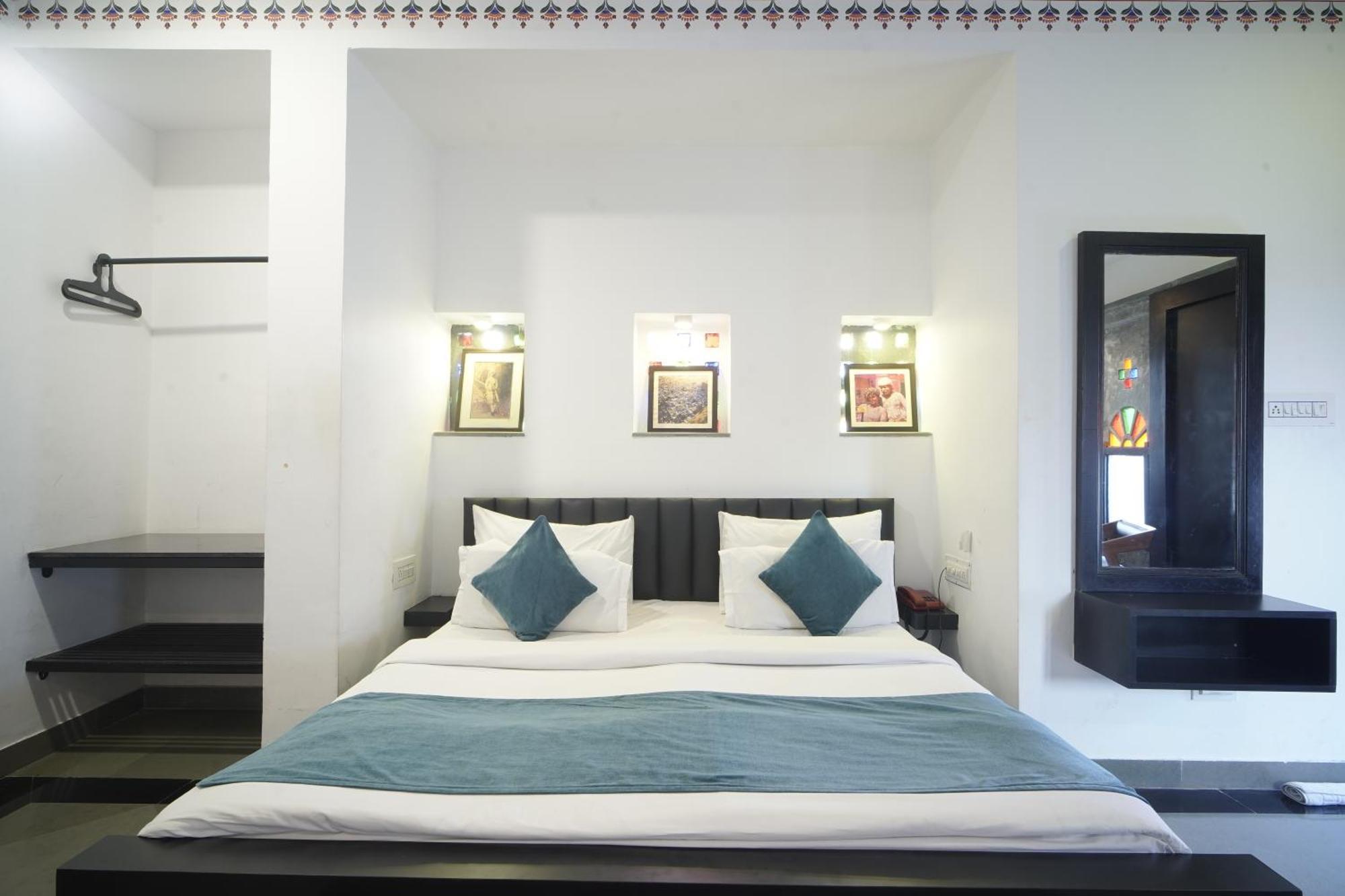 Hotel Udai Niwas By The Lake Udaipur Exteriör bild
