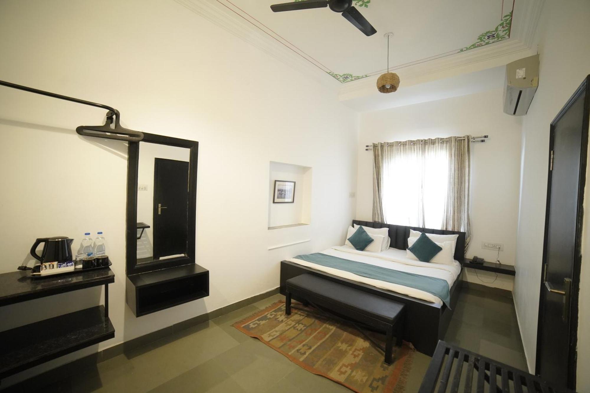 Hotel Udai Niwas By The Lake Udaipur Exteriör bild