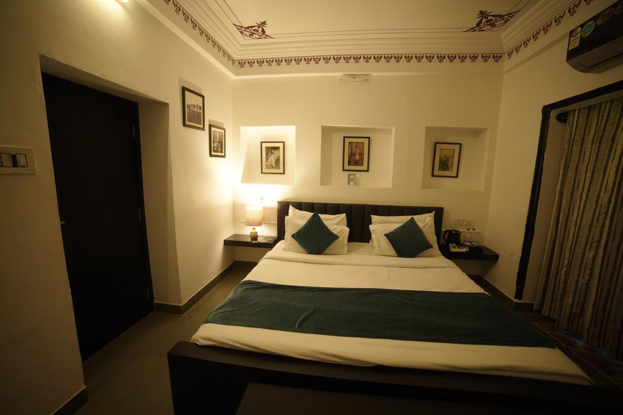 Hotel Udai Niwas By The Lake Udaipur Exteriör bild